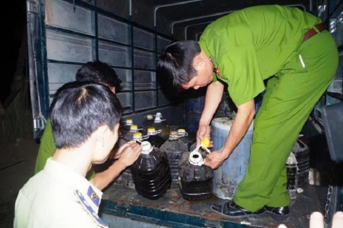 Cơ quan chức năng bắt quả tang số dầu ăn, mỡ động vật đang được vận chuyển để mang lên Hà Nội tiêu thụ.