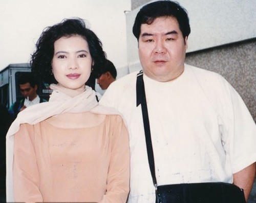Cô chụp bên bạn diễn Trinh Tắc Sĩ.