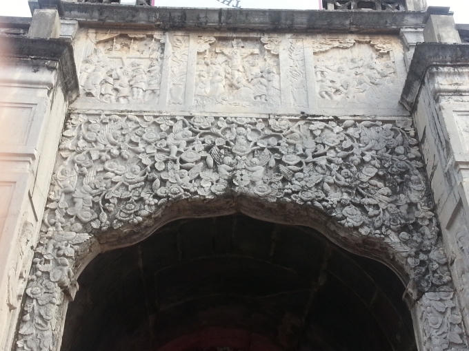 Các hoa văn được chạm trổ hết sức tinh sảo.