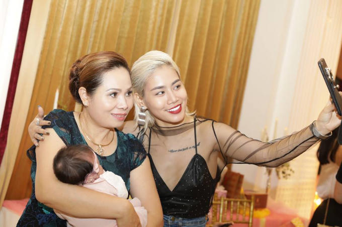 Yến Lê cũng đến chúc mừng và hát tặng gia đình người thầy của mình.