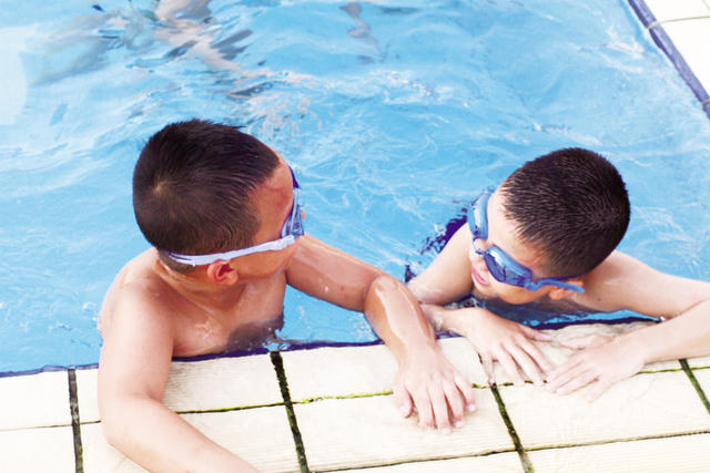 Nên tắm bằng nước sạch với dầu gội, sữa tắm dưỡng ẩm ngay sau khi bơi. Ảnh: Chí Cường