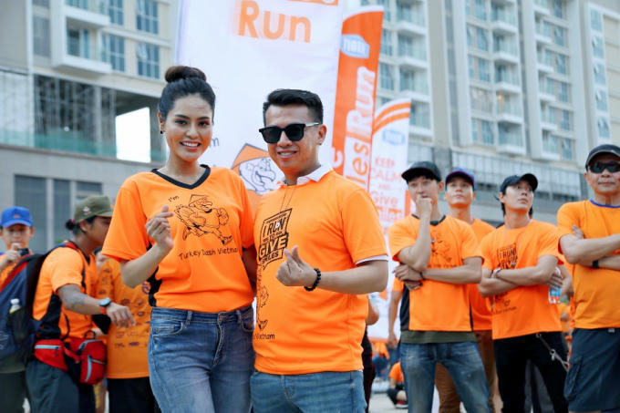 Hoa hậu Dy Khả H&acirc;n mua bức tranh Thiện g&oacute;p tấm l&ograve;ng v&agrave;o quỹ