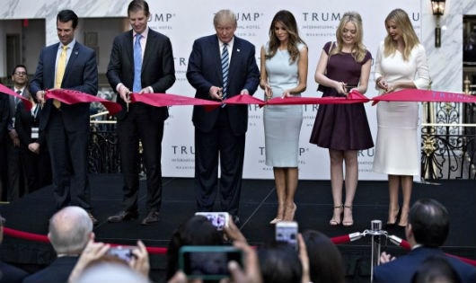 Ông Trump và vợ, con tại lễ khánh thành khách sạn mang tên ông ở Washington.