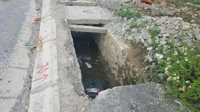 Hạng mục phần nắp cống đang ngổn ngang, tiềm ẩn nhiều nguy cơ tai nạn giao thông.