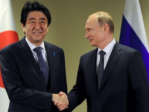 Thủ tướng Nhật Bản Shinzo Abe (trái) và Tổng thống Nga Vladimir Putin. (Ảnh: AP)