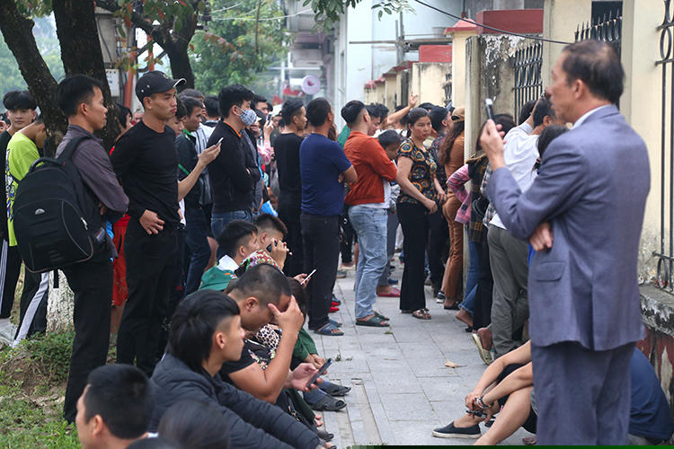 Nhiều người đứng bên ngoài theo dõi phiên xử. Ảnh: Phạm Dự.