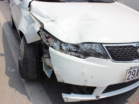 Chiếc ô tô bốn chỗ bị hư hỏng nặng phần đầu