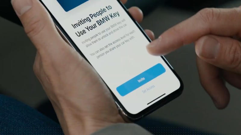 Apple cũng giới thiệu ứng dụng CarKey, được thiết kế để mở khóa xe hơi. Cần lưu ý rằng loại xe đầu tiên được hỗ trợ tính năng này sẽ là BMW 5. Trong hệ điều hành mới cũng tích hợp phần mềm ứng dụng phiên dịch giọng nói.