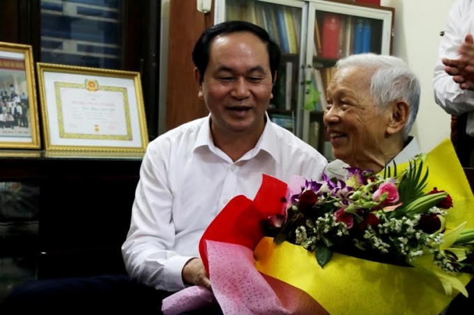 Thăm và tặng quà ông Trần Thận.