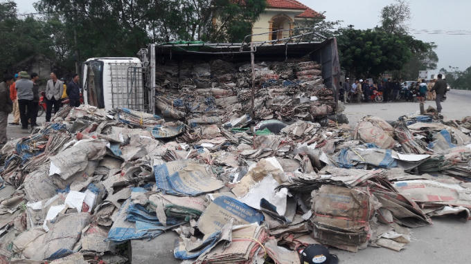Chiếc xe tải lật đè lên 2 xe máy khiến 3 người thương vong.