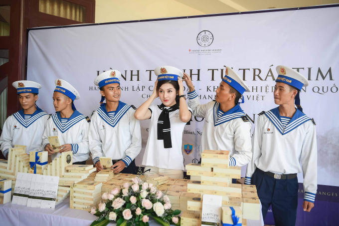 Á hậu Huyền My, ca sĩ Khánh Hòa và ca sĩ Tấn Minh đã giao lưu, trao tặng hàng ngàn cuốn sách trong 5 đầu sách về Thân – Tâm Trí là “Quốc gia khởi nghiệp”, “Khuyến học”, “Nghĩ giàu làm giàu”, “Đắc nhân tâm”, “Không bao giờ là thất bại, tất cả là thử thách” do Chủ tịch Tập đoàn Trung Nguyên Legend Đặng Lê Nguyên Vũ tâm huyết tuyển chọn từ các bài học thành công của các quốc gia, nhân vật ảnh hưởng trong nhiều lĩnh vực.