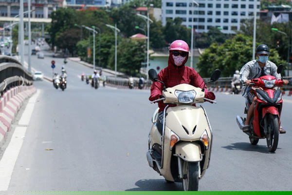 Hà Nội ngoài trời 45 độ, nắng cháy da đến bao giờ?