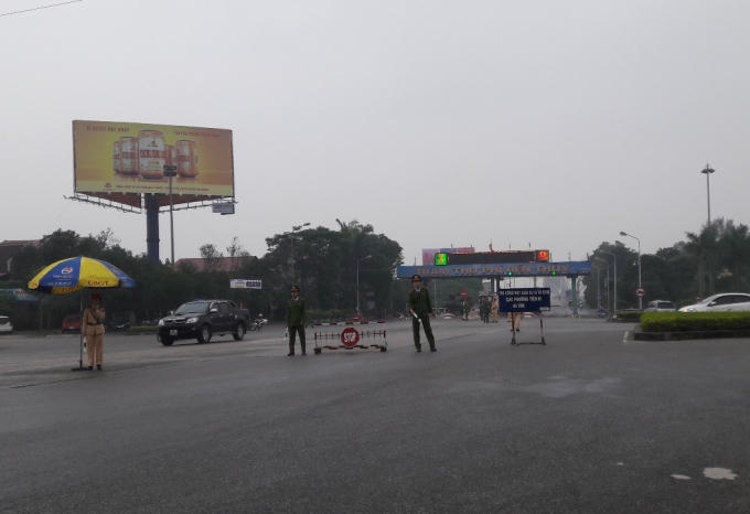 Nhận được thông tin lực lượng chức năng đã lập tức có mặt tại hiện trường, đến 9 h cùng ngày người dân đã điều khiển phương tiện rời khỏi cầu, giao thông qua đây trở lại bình thường.