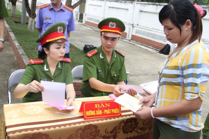 Những cử tri đang bị tạm giữ tại trại giam Công an tỉnh Nghệ An thực hiện quyền và nghĩa vụ thiêng liêng của mình.
