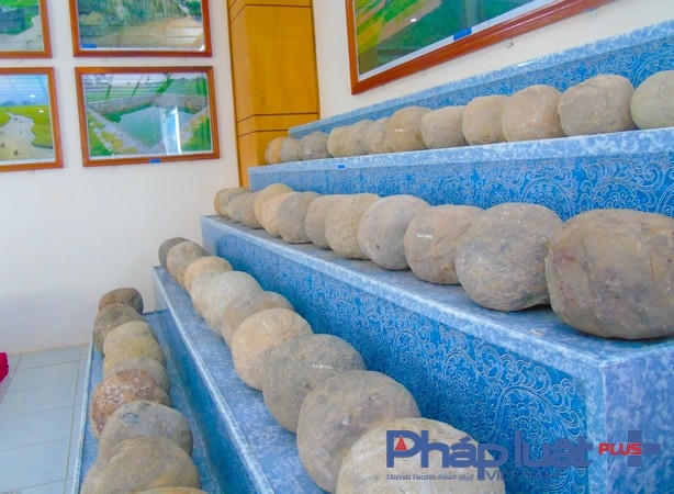 Hàng trăm viên đạn đá được mài đẽo công phu vừa được phát hiện dưới nền đường Hoàng Gia (thành nhà Hồ, Thanh Hóa). Các nhà khoa học nhận định, đây chính đạn dùng cho việc khai hỏa súng thần công. (Ảnh: Hà Đương)