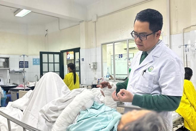 Bác sỹ tham khám bệnh nhân.
