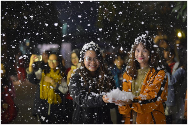 Các bạn trẻ thích thú chơi đùa cùng những bông tuyết giả.