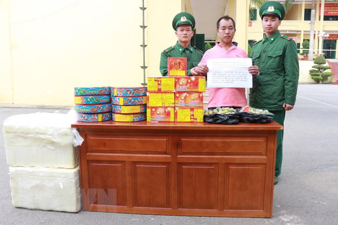 Đối tượng Xu Hua Zhuan (Hứa Hoa Truyền) cùng tang vật bị bắt giữ. (Nguồn: TTXVN phát)