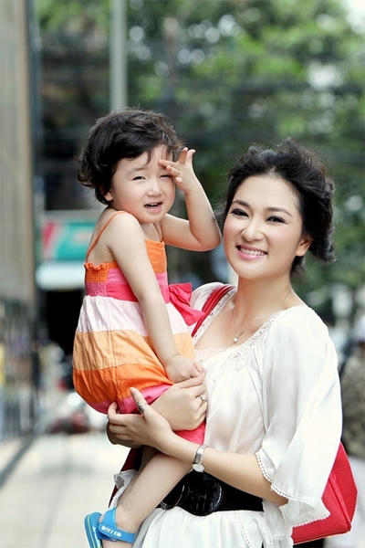 Hoa hậu Nguyễn Thị Huyền và con gái Tống Khánh Linh.