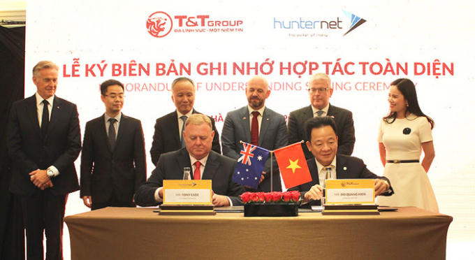 Chủ tịch HĐQT kiêm Tổng Giám đốc Tập đoàn T&amp;amp;T Đỗ Quang Hiển (bên phải) và Tổng Giám đốc Hiệp hội Doanh nghiệp HunterNet Tone Cade ký kết Biên bản ghi nhớ hợp tác. Ảnh: Nguyên Dương.