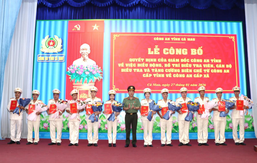 Đại tá Hồ Việt Triều trao Quyết định điều động, bố trí cán bộ cho các cá nhân.