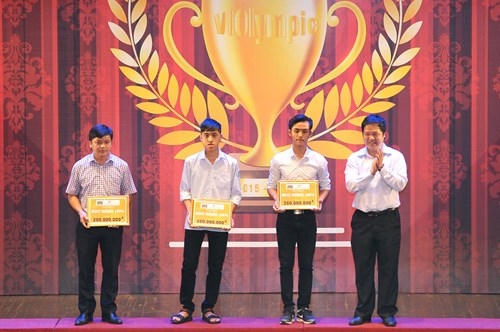 TS Đàm Quang Minh - Hiệu trường Trường ĐH FPT trao học bổng toàn phần cho các học sinh xuất sắc