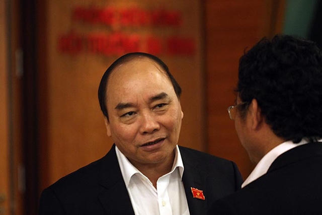 Phó Thủ tướng Nguyễn Xuân Phúc bên hành lang Quốc hội chiều 6/4, trước khi được chính thức đề cử để Quốc hội bầu Thủ tướng mới.