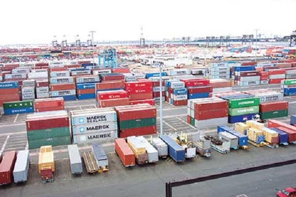 Trong 9 th&aacute;ng năm 2016, thương mại h&agrave;ng h&oacute;a của Việt Nam dự kiến xuất si&ecirc;u gần 2,77 tỷ USD.