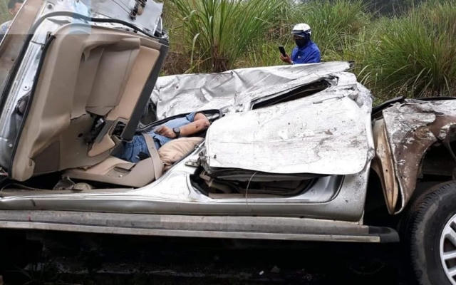 Tài xế trọng thương kẹt cứng trong chiếc xe bán tải biến dạng sau cú va chạm kinh hoàng