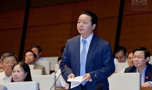 Bộ trưởng Bộ TN&amp;MT Trần Hồng Hà giải trình tại phiên họp.