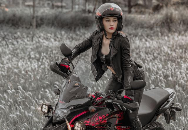 Diệu Thuý tên thật là Nguyễn Thị Thuý. Cô sinh ra trong gia đình không có ai làm việc trong ngành nghệ thuật nhưng lại rất yêu thích nghệ thuật.