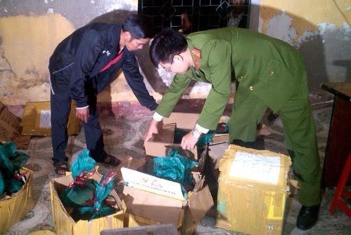 Khi kiểm tra chiếc xe khách lực lượng chức năng phát hiện 17 cá thể tê tê, là động vật hoang dã quý hiếm được cất giấu trong 7 thùng cát tông (ảnh Huy Đồng).