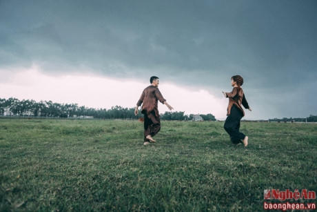 Trên cánh đồng quê bao la.