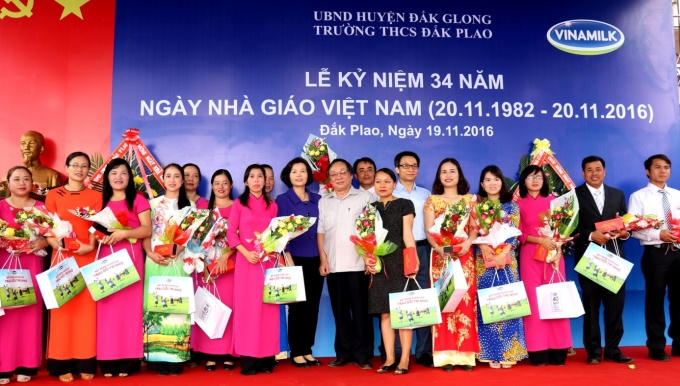 Phó Thủ tướng Chính Phủ Vũ Đức Đam, đại diện lãnh đạo tỉnh Đắk Nông và Bà Bùi Thị Hương – Giám Đốc Điều hành Vinamilk tặng quà và chụp hình lưu niệm với giáo viên Đắk Nông.