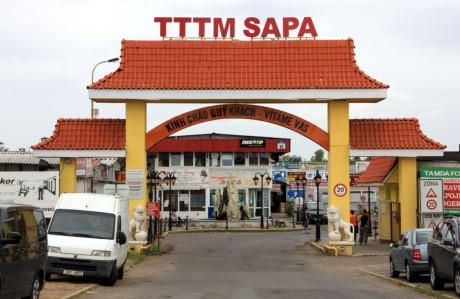 Cổng v&agrave;o Trung t&acirc;m thương mại Sapa tại thủ đ&ocirc; Prague, Cộng h&ograve;a Czech. Ảnh:&nbsp;prague.tips.