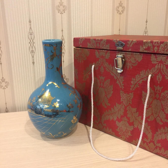 Cận cảnh vật phẩm đấu giá của hoa khôi Diệu Ngọc tại Hoa hậu Thế giới 2016.