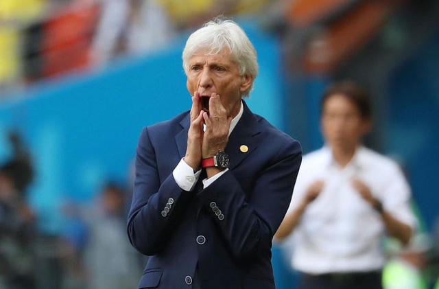 HLV Jose Pekerman không hài lòng với quyết định đuổi người của trọng tài.