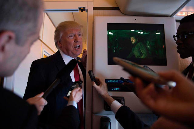 Tổng thống Trump trước đó cũng đáp chuyến bay bằng chuyên cơ Air Force One tới khu nghỉ dưỡng Mar-a-Lago để chuẩn bị cho cuộc hội đàm. (Ảnh: AFP)