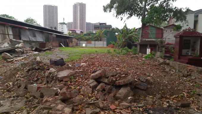 Những ô đất như này bị bỏ hoang nhiều năm nay, đồng nghĩa với việc người dân không có chỗ ở và phải đi thuê nhà.