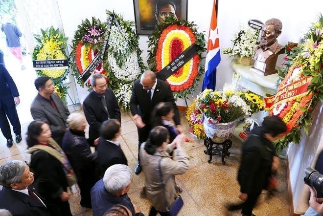 lĐoàn cựu học sinh Cuba hơn 40 người đến viếng và tỏ lòng thương tiếc với Lãnh tụ Fidel Castro, có người tâm sự đã được gặp Fidel Castro trong thời gian ở Cuba.