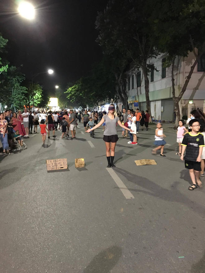 Cô gái người ngoại quốc xinh đẹp dang hai tay giữ phố.