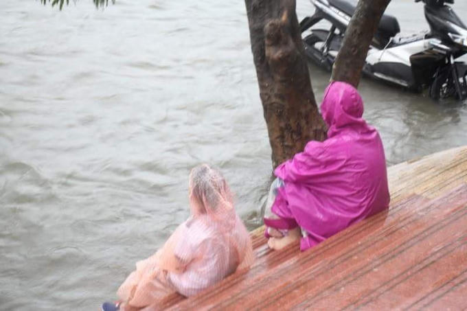 Mưa lớn k&eacute;o d&agrave;i khiến cố đ&ocirc; Huế ch&igrave;m trong biển nước