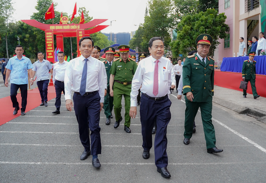 Ủy viên Bộ Chính trị, Chủ tịch Quốc hội Trần Thanh Mẫn (giữa) cùng lãnh đạo Bộ Công an, Quân khu 7, TP.HCM, Bộ Tư lệnh TP.HCM đến tham dự lễ ra quân tại Ban Chỉ huy phòng thủ khu vực 1. Ảnh: PLO