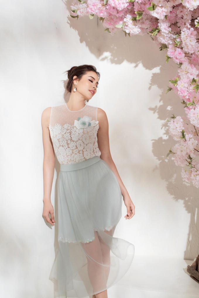 Cùng chân váy layer, bạn cũng có thể học hỏi Phạm Hương lựa chọn cách phối với phần thân màu trắng. Kỹ thuật đắp ren thủ công tiếp tục được thực hiện công phu, mang đến những đoá hoa trắng lãng mạn cho các cô gái.