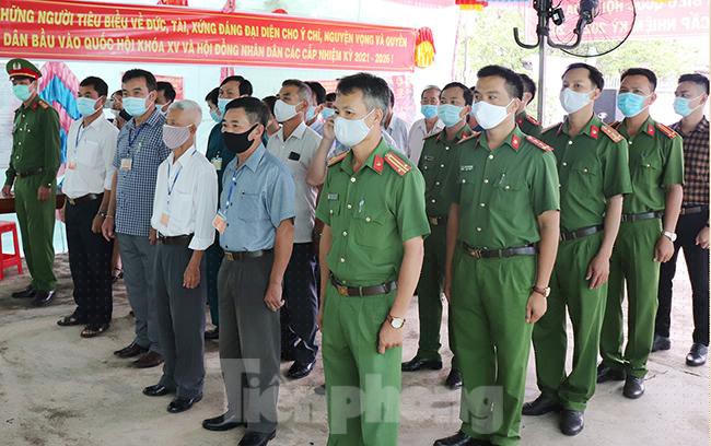 Trại giam Đắk Trung (Thuộc Cục Cảnh sát quản lý trại giam, cơ sở giáo dục bắt buộc, trường giáo dưỡng (C10), Bộ Công an, đóng tại địa bàn huyện Cư M’gar (Đắk Lắk), hiện đang giam giữ trên 1.700 phạm nhân. Trong ảnh, cán bộ, chiến sĩ Trại Đắk Trung chuẩn bị cho buổi bầu cử sáng 23/5.