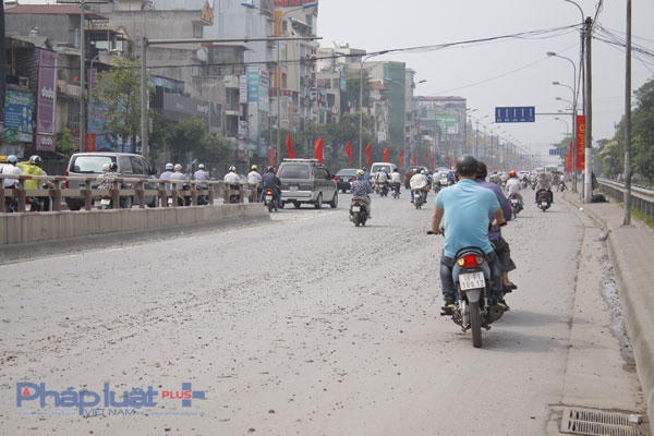 Một số phương tiện phải né sang một bên để lưu thông cho dễ.