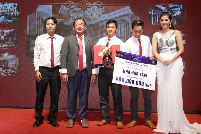 Thí sinh Hoa hậu Hoàn vũ Việt Nam khoe sắc trong dạ tiệc Hoàn vũ