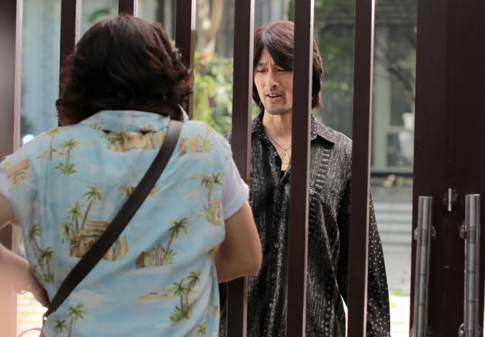 Johnny Trí Nguyễn trong vai ca sĩ nhạc Rock bị fan cuồng - Thái Hòa gây nhiều phiền toái.