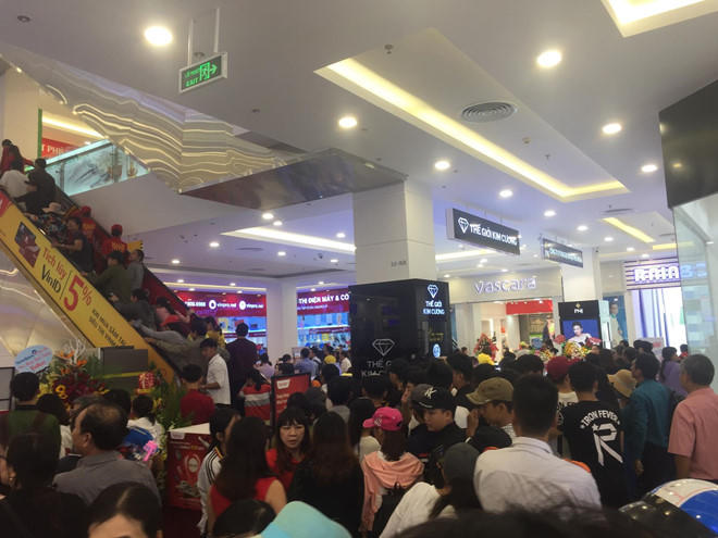Khách hàng xếp hàng dài mua sắm trong ngày đầu khai trương.