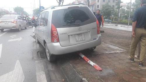 Chiếc xe hạ gục biển báo giao thông...
